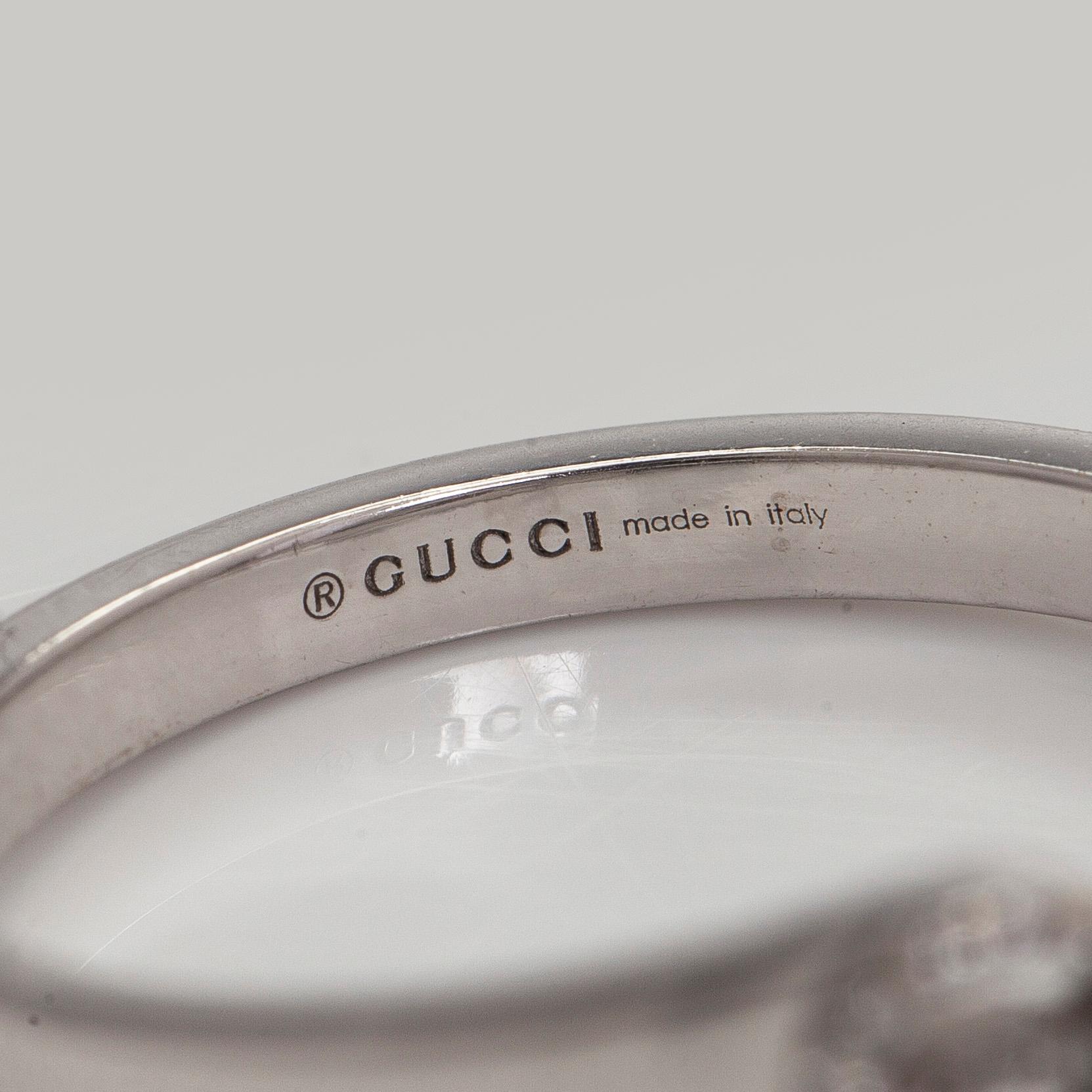 Gucci, an 18K white gold 'GG Running' ring with diamonds.