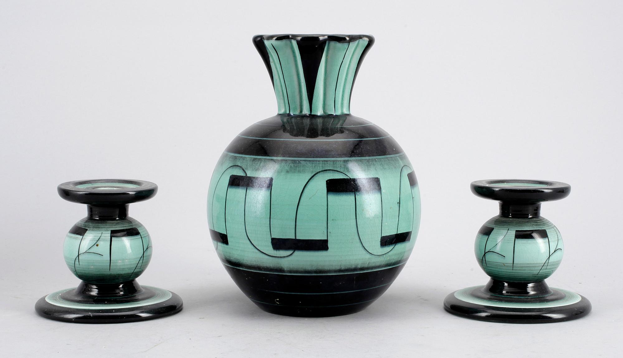 VAS SAMT LJUSSTAKAR, ett par, porslin, Ilse Claesson, Rörstrand, 1900-talets andra kvartal.