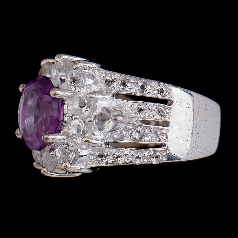 RING, sterlingsilver, ametist och topaser. Vikt ca 8,8 g.