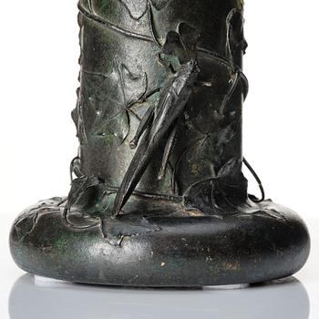 Hugo Elmqvist, vas, patinerad brons, jugend.