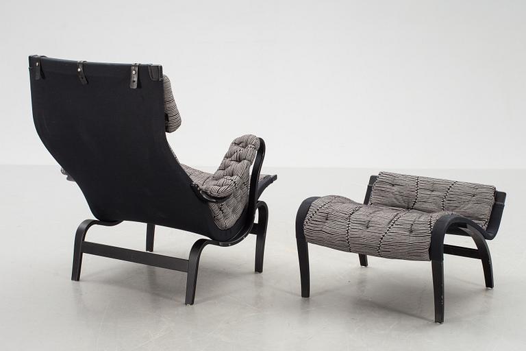 VILSTOL MED FOTPALL, "Pernilla", Bruno Mathsson by Dux Jubileumsutgåva 1907-2007.