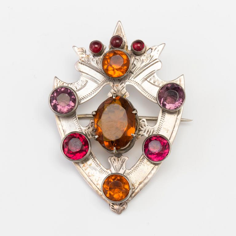 A SCOTTISH BROOCH set with paste.