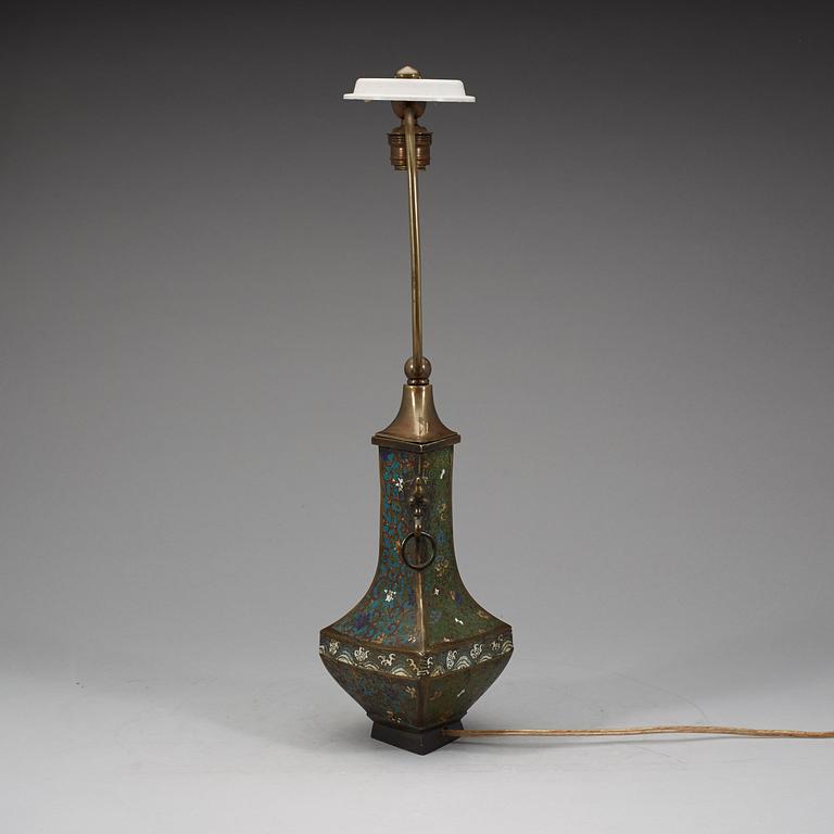 VAS, cloisonné. Qingdynastin, sent 1700-tal.