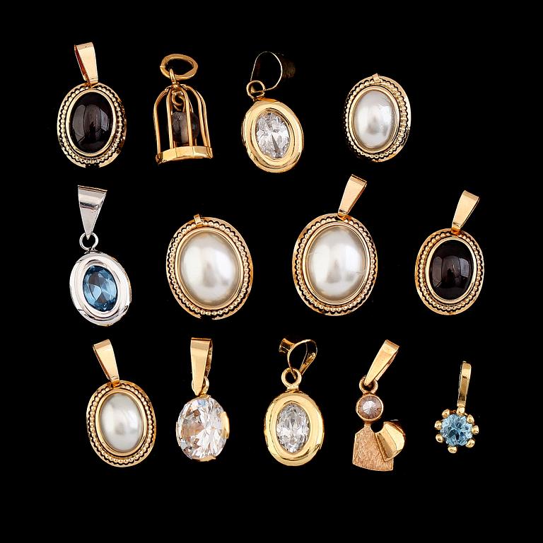 HÄNGEN, 13 st, 18 k guld med olika stenar och pärlemor. Total vikt ca 6 gram.