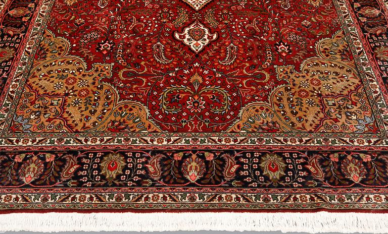 A part silk Tabriz carpet, sk 40 radj, ca 300 x 203 cm.