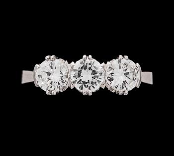 1139. RING, tre briljantslipade diamanter, tot. 1.10 ct.