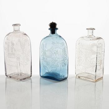 Brännvinsflaskor, tre stycken, bland annat Cedesbergs glasbruk, 17/1800-tal.