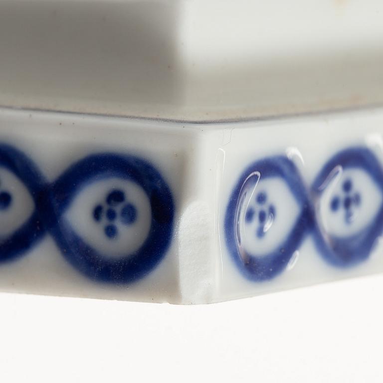 Ljusstakar, ett par, porslin, "Musselmalet", modell 2119, Royal Copenhagen, Danmark 1889-1922.