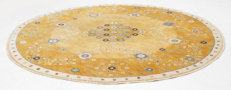 Barbro Nilsson, matta, "Gula rabatten", rund, flossa, diameter ca 300 cm, AB Märta Måås-Fjetterström, osignerad.
