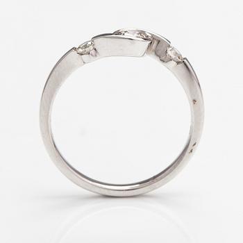 Sormus, 18K valkokultaa, timantteja n. 0.32 ct yht. Tuontileimattu ITD, Espoo.