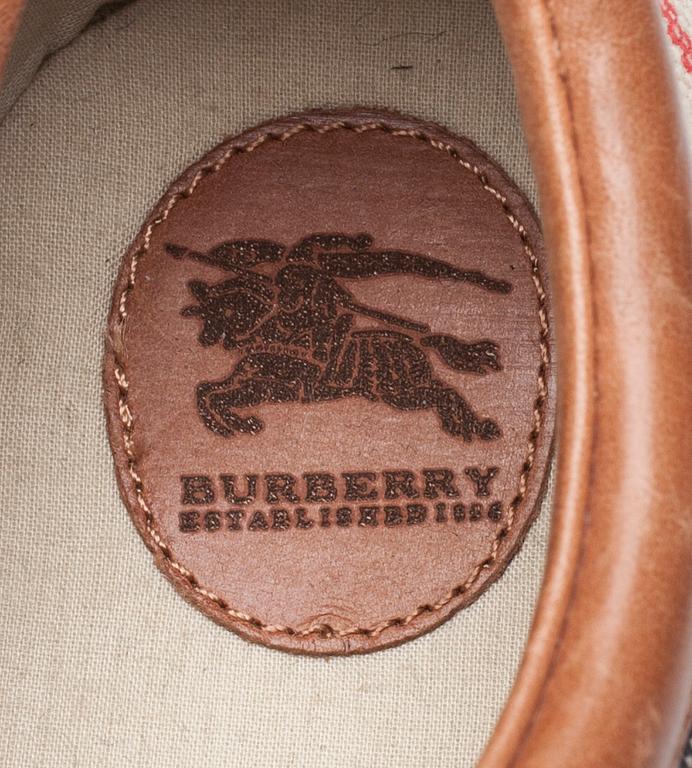 SKOR, Burberry.