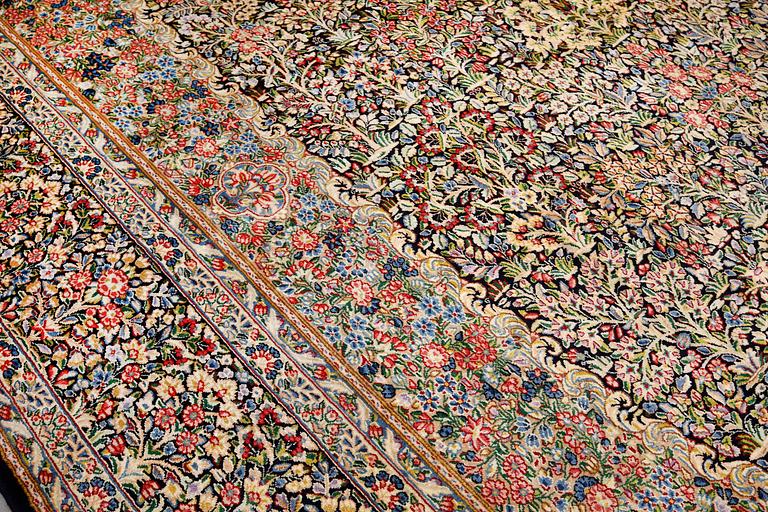 A Kirman Laver carpet, 'Millefleur', approx. 492 x 350 cm.