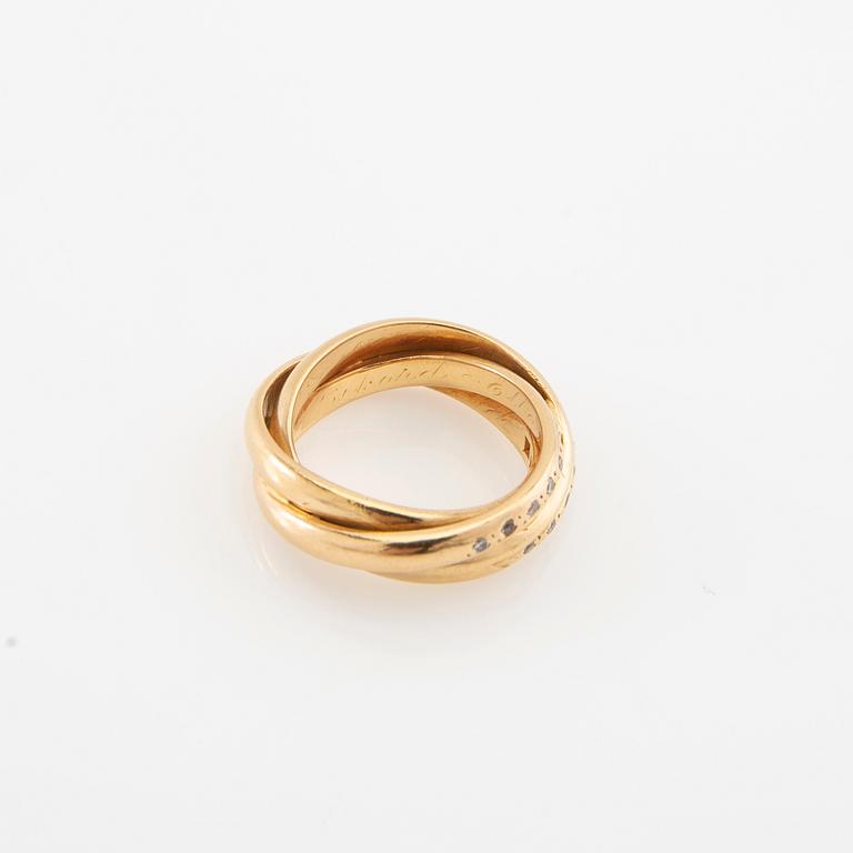 Ring in 18K gold set with round brilliant-cut diamonds.