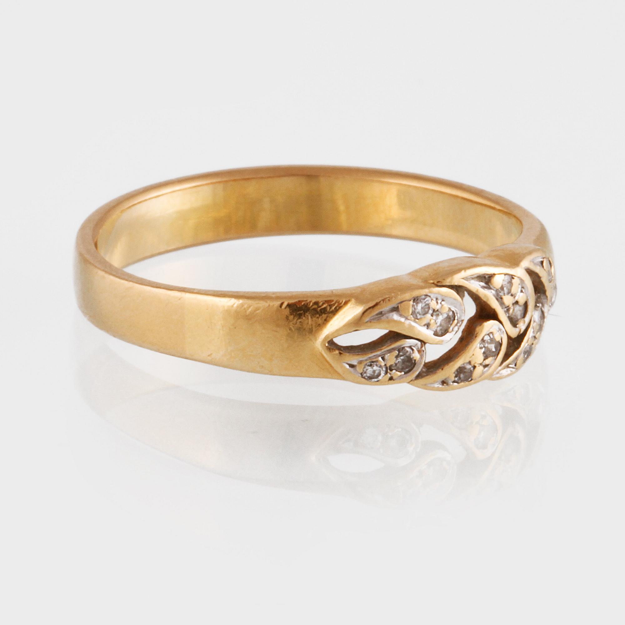RING, 18K guld med små briljantslipade diamanter. Vikt 3,7 gram.