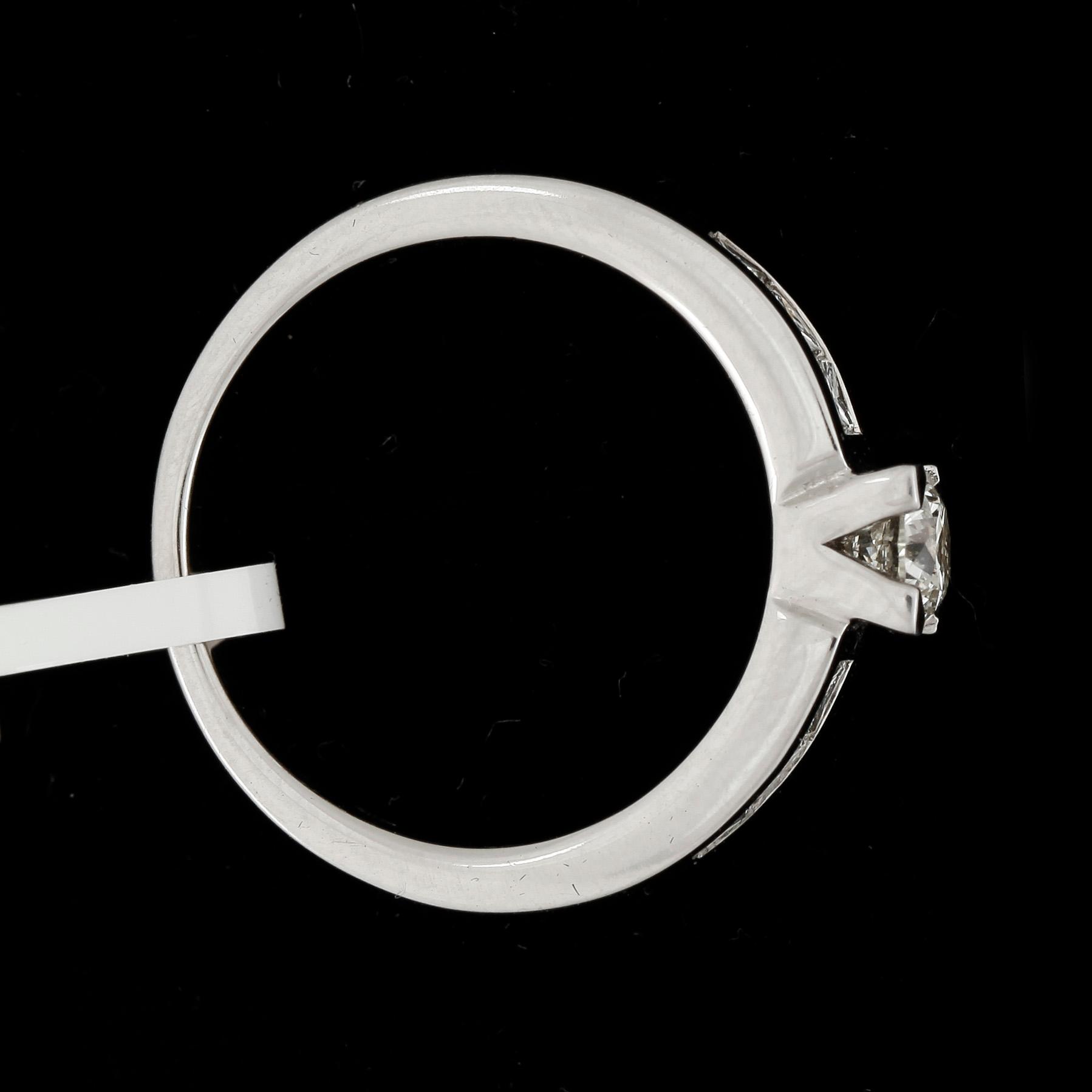 RING, 14k vitguld med briljantslipad diamanter ca0,43ct och prinsesslipade diamanter tot ca0,57ct. Vikt 5,9g.