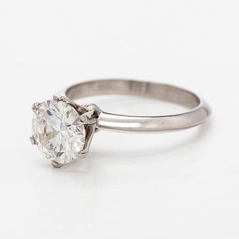 Sormus, platinaa ja briljanttihiottu timantti.