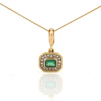HÄNGE samt KEDJA, 18K guld med smaragdslipad smaragd ca 0,58 ct och små diamanter, tot ca 0,18 ct. Total vikt ca 5,39 g.