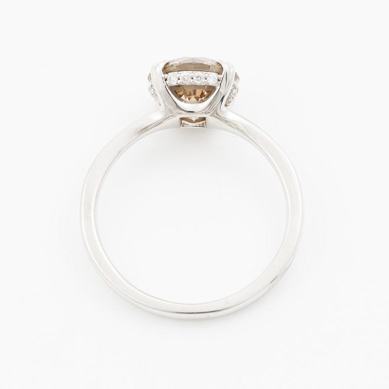 Ring in 18K white gold set with a round brilliant-cut diamond weighing 2.54 ct, accompanied by a GIA report.