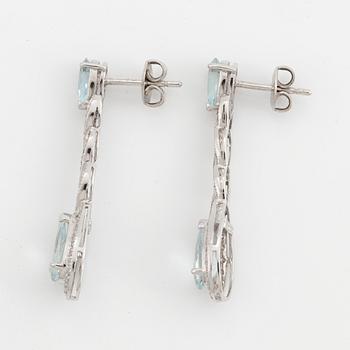 ÖRHÄNGEN, med droppformade akvamariner och åttkantslipade diamanter.