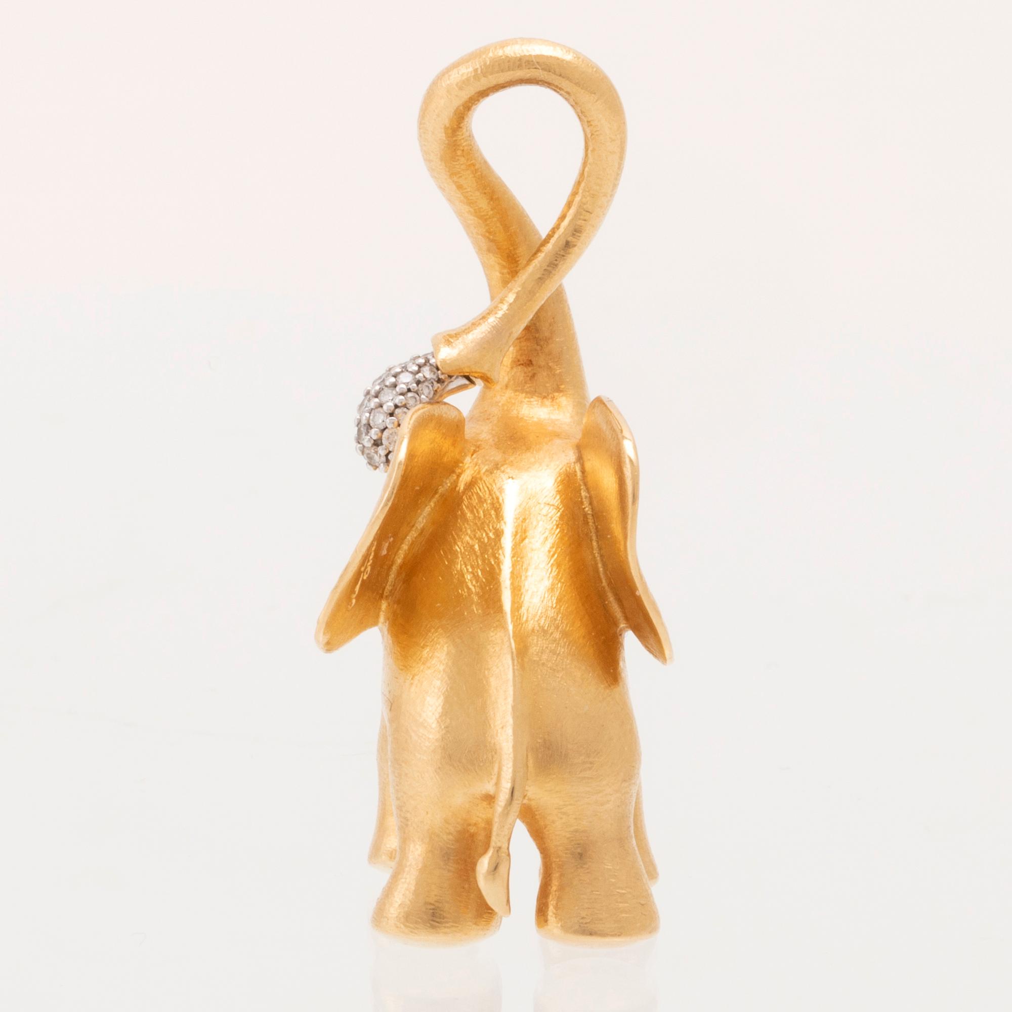 Ole Lynggaard, hänge "Elephant pendant large" 18K guld med runda briljantslipade diamanter.
