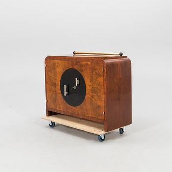 A walnut veneered Art Déco cabinet from the first half of the 20th century.