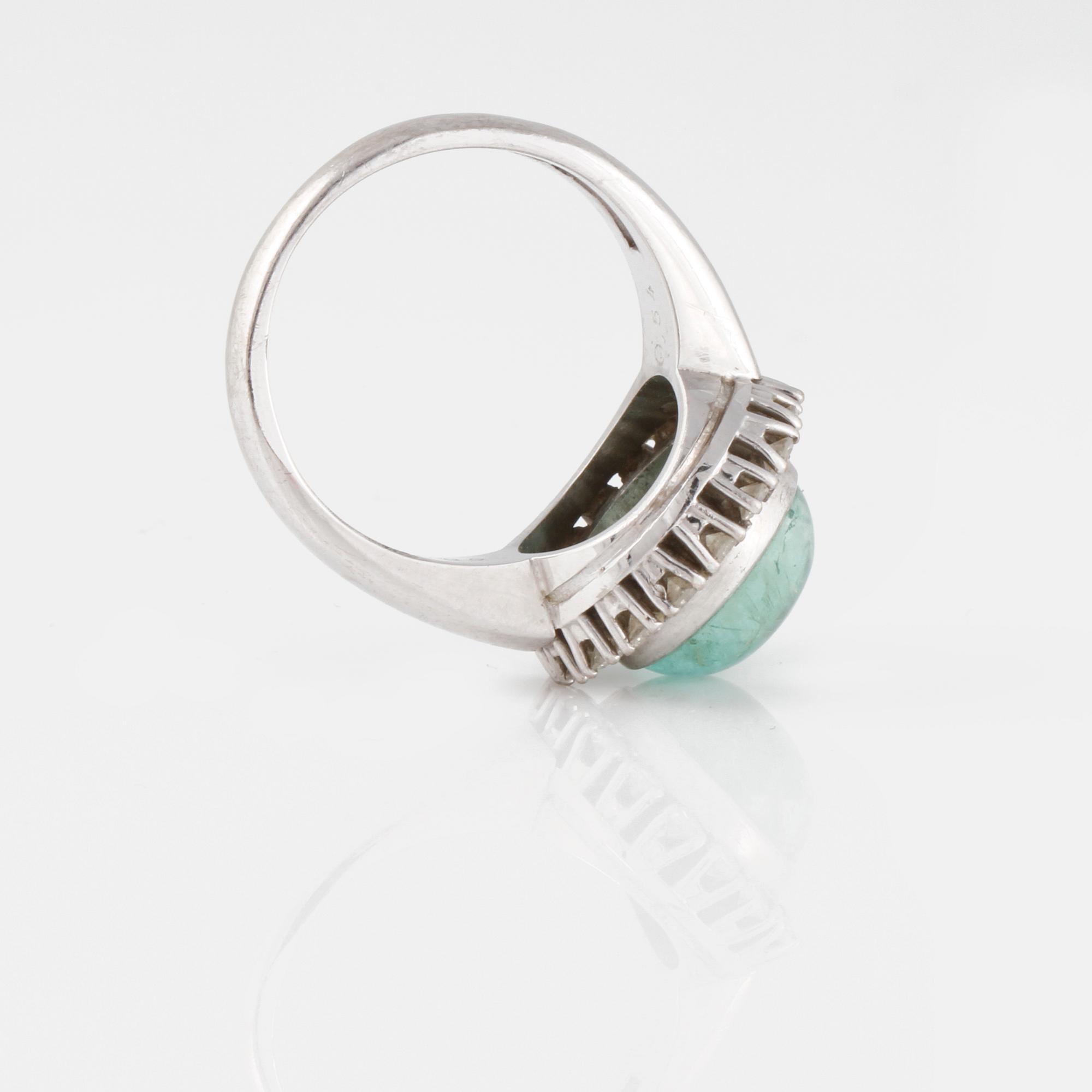 RING, med cabochonslipad smaragd 4,99 ct samt åttkantslipade diamanter 0.54 ct, Ceson, Göteborg, 1978.