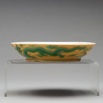FAT, porslin. Qingdynastin med Jiaqings sigillmärke (1644-1912).