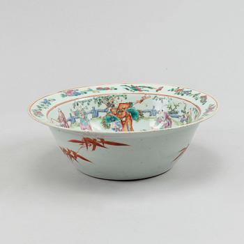 A famille rose basin, Qing dynasty, circa 1900.