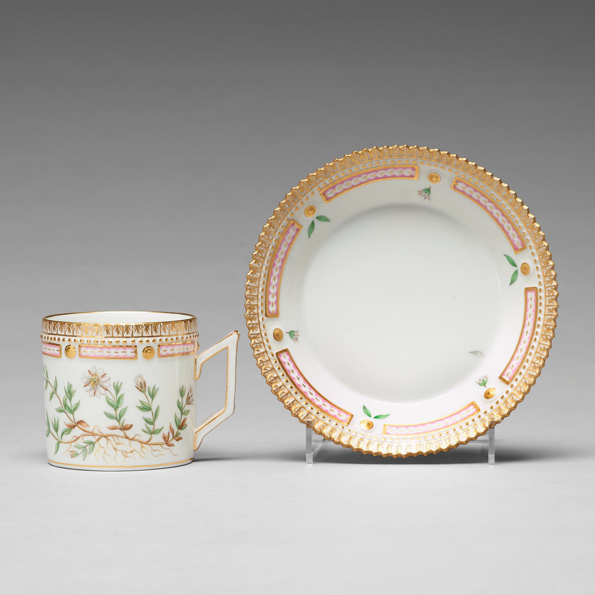 KAFFEKOPPAR med FAT, åtta stycken, porslin. "Flora Danica", Royal Copenhagen, Danmark.