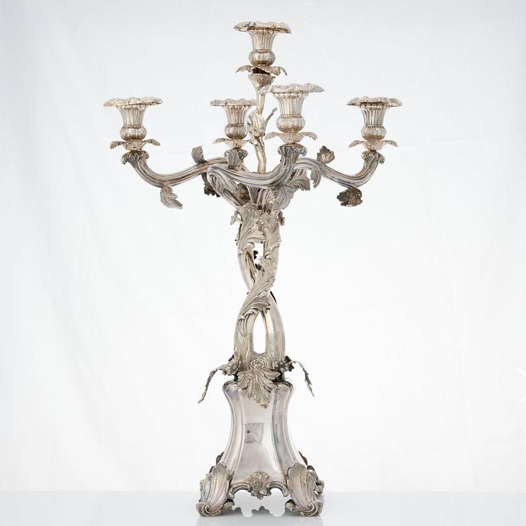 Gustaf Möllenborg-Féron, kandelabrar för fem ljus, ett par, silver, Stockholm 1858. Nyrokoko.