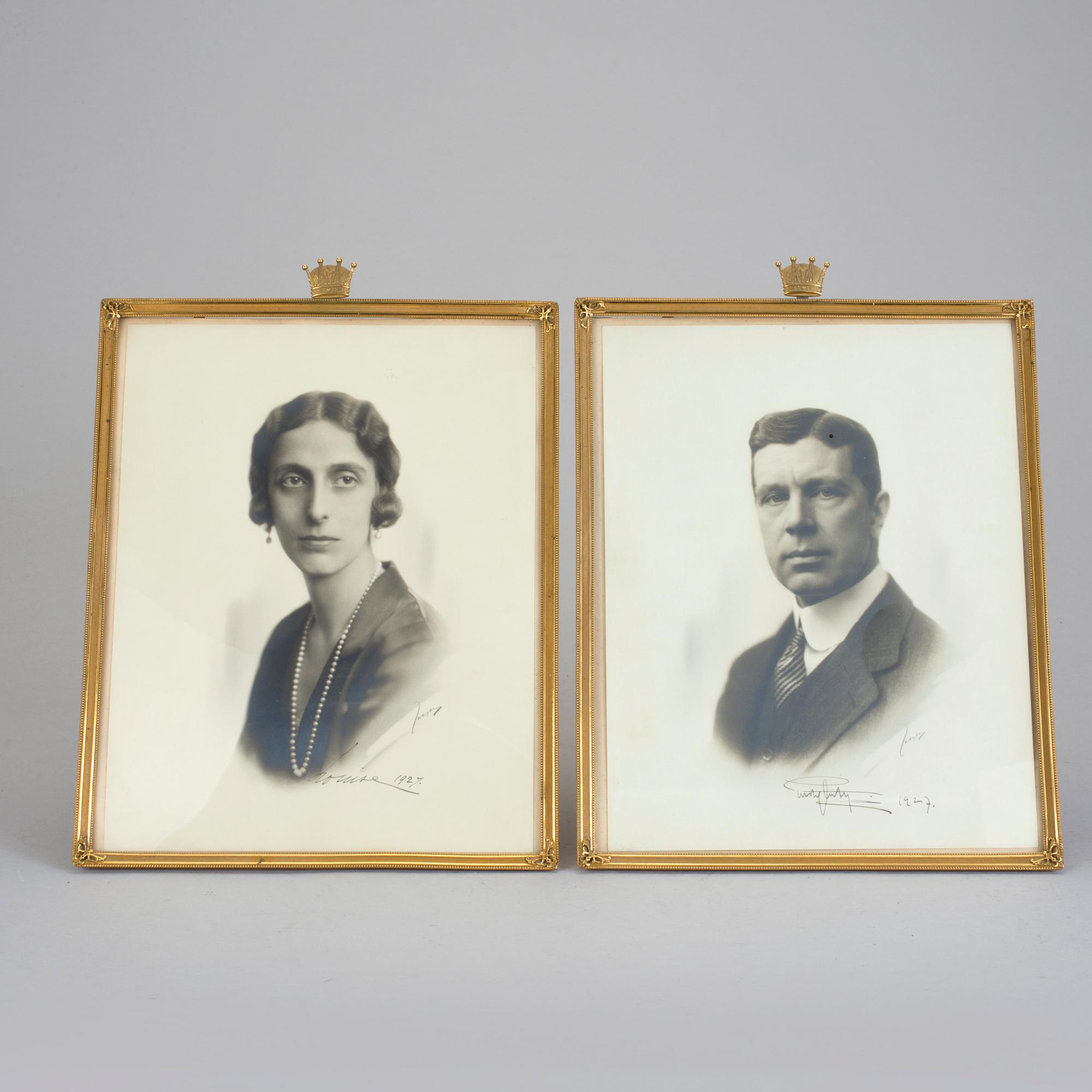 KRONPRINS GUSTAF ADOLF OCH KRONPRINSESSAN LOUISE, egenhändigt signerade fotografier daterade 1927, ett par.