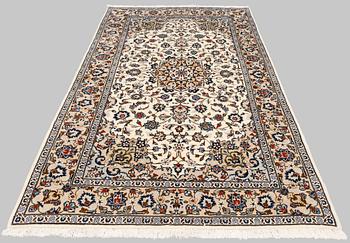 A Kashan carpet, ca 250 x 150 cm.