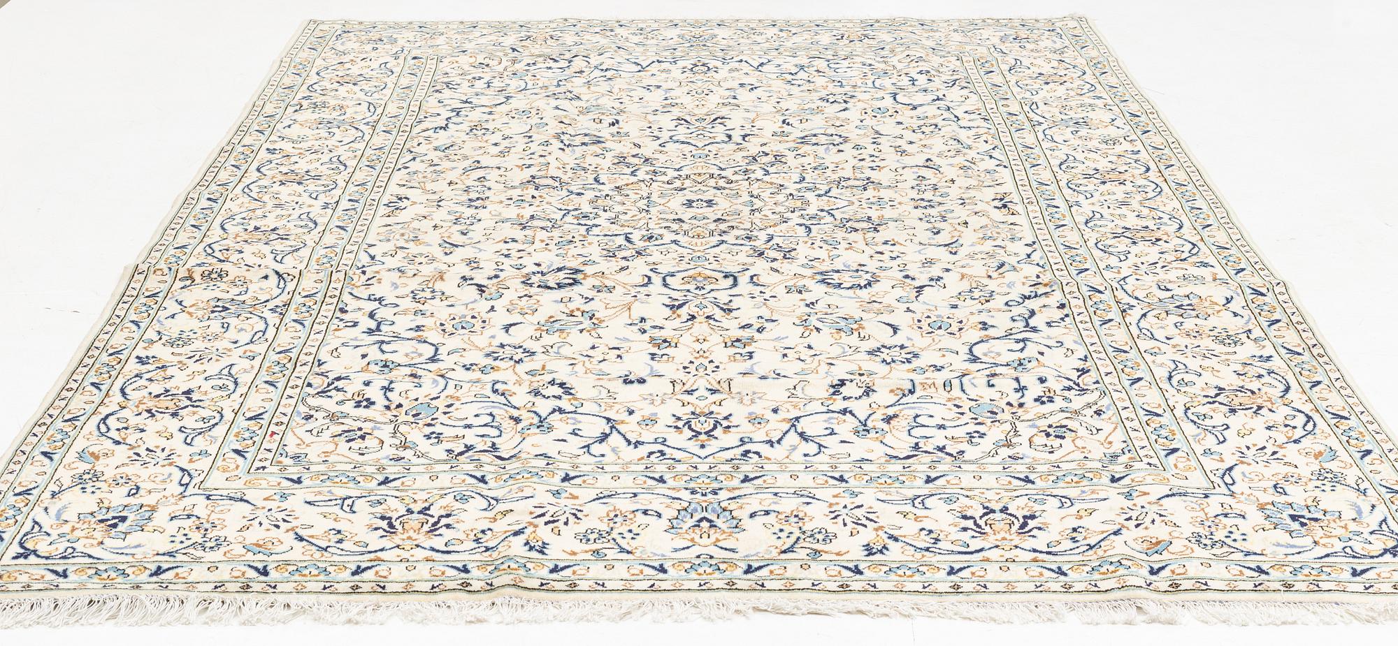 A Kashan carpet, ca 352 x 239 cm.