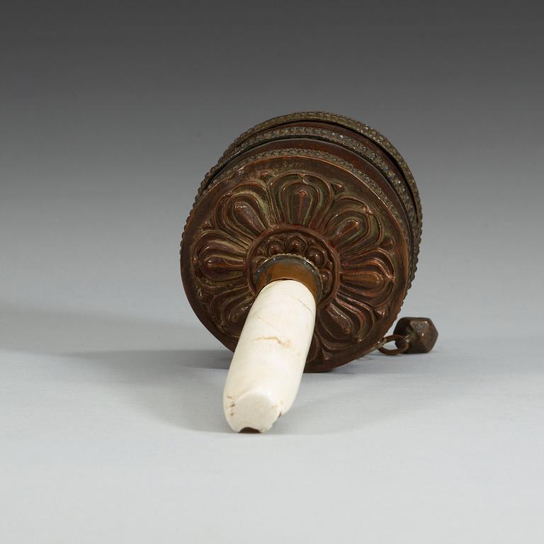 BÖNERULLE, koppar, ben och pergament. Tibet/Nepal, sent 1800-tal.