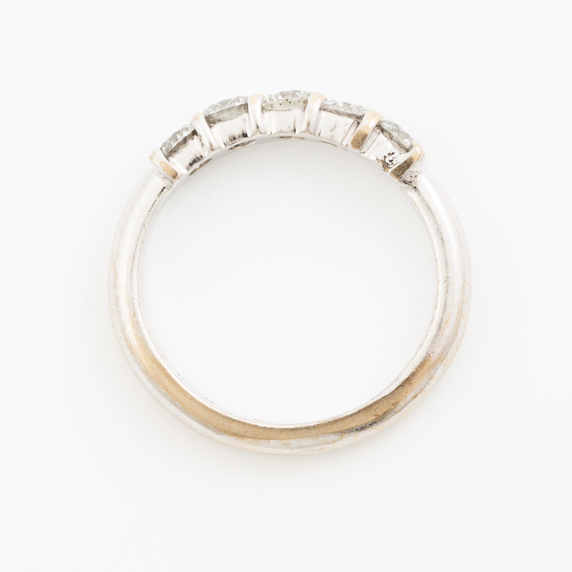 Ring in 18K white gold set with round brilliant-cut diamonds.