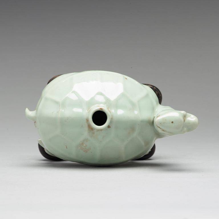 A celadon glazed water dropper, Qing dynasty (1644-1912).