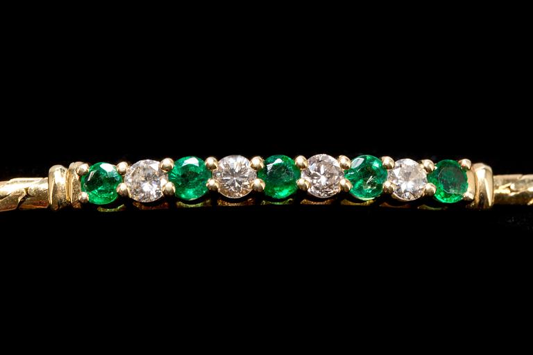 SMYCKESET, 2 delar, 18k guld besatt med smaragder och diamanter, ca 0.3 ct. Total vikt ca 11,3 g.