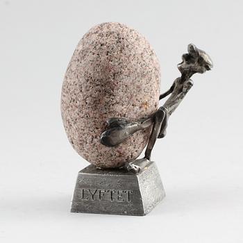 SKULPTUR, tenn och sten, "Lyftet", Henry Gustafsson, 1983.