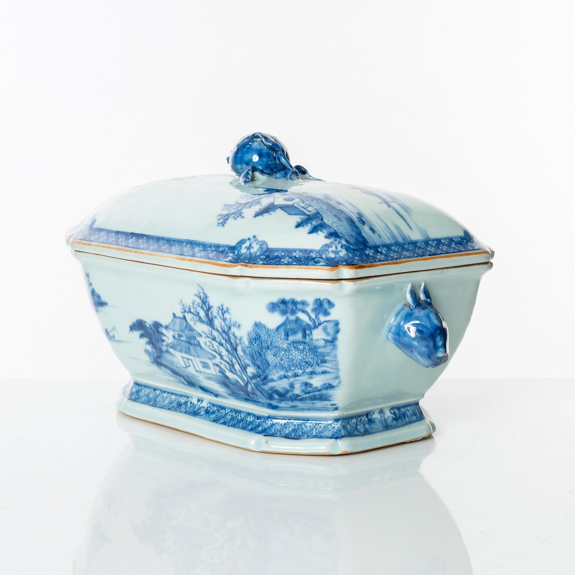 A blue and white tureen with cover, Qing dynasty, Qianlong (1736-95).