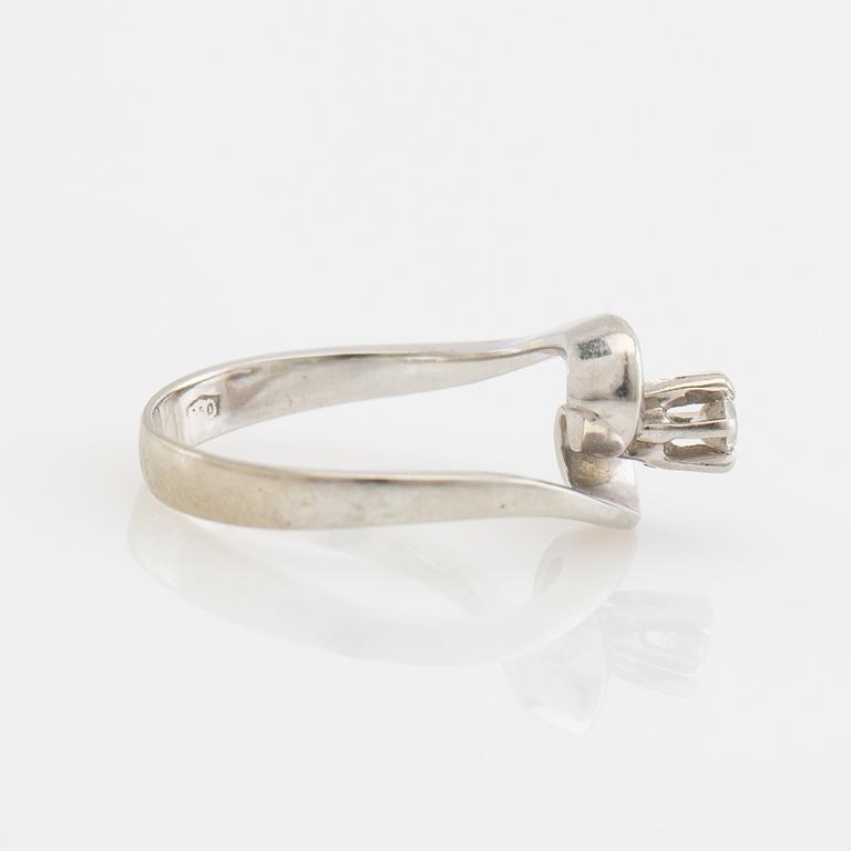 Ring, fantasimodell, 18K vitguld med diamant.