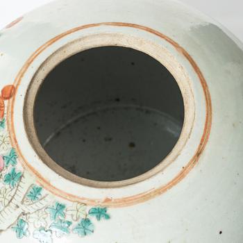 Bojan med lock, porslin, Kina, sen Qingdynasti, omkring år 1900.