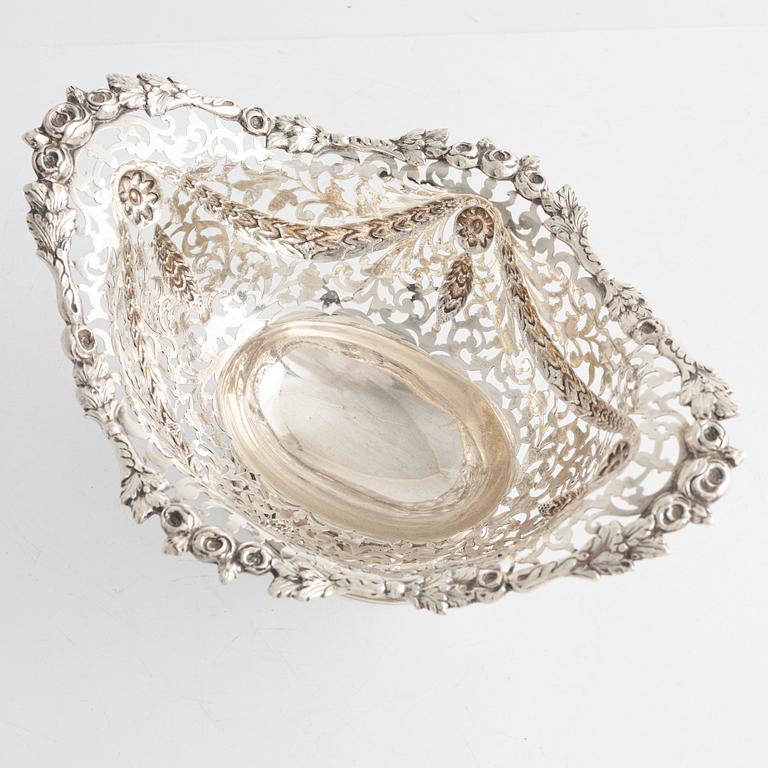 George Nathan & Ridley Hayes, korg/skål på fot, silver, Chester, England 1905.