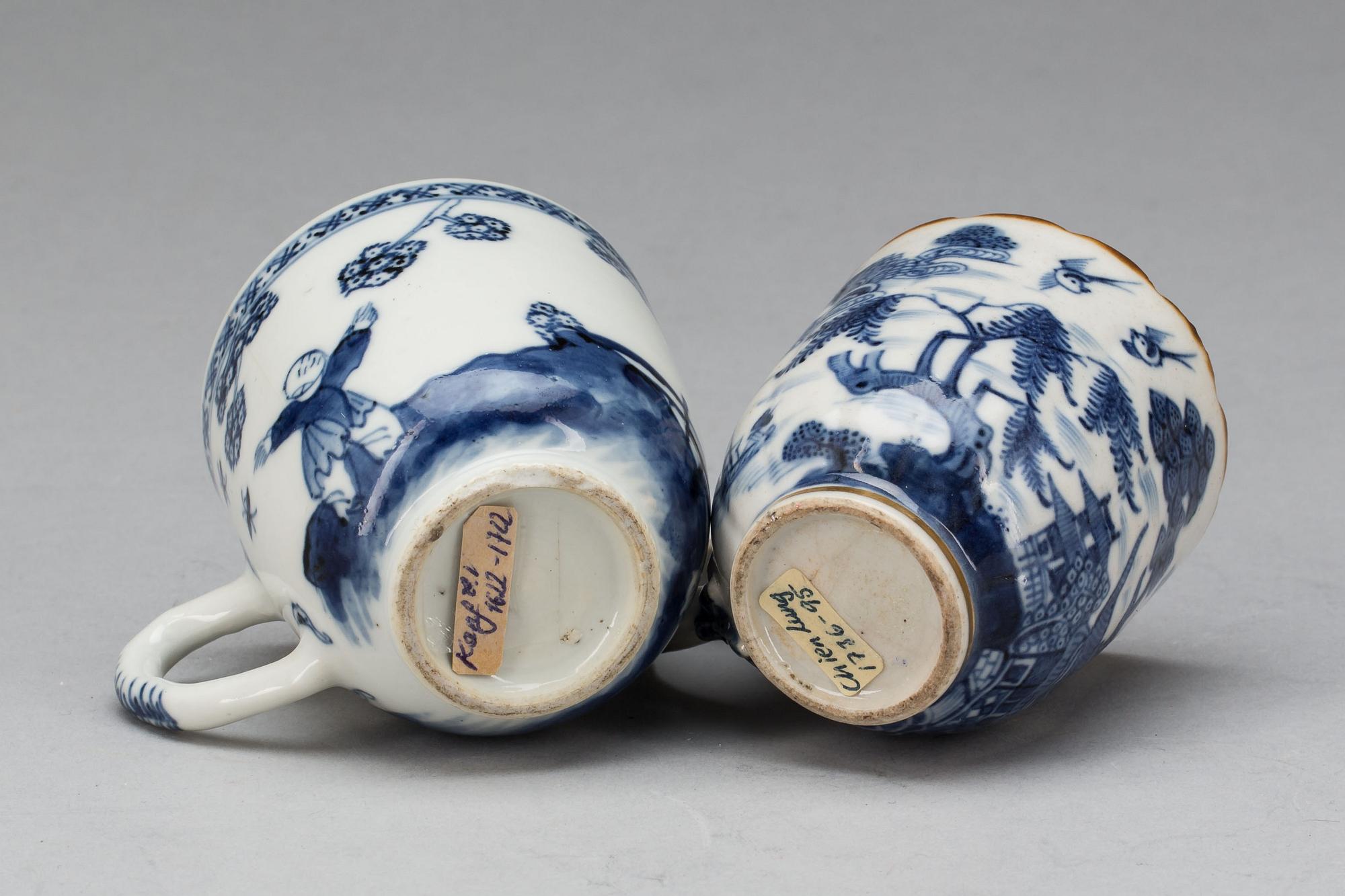 KOPPAR MED FAT, 2 st, porslin, Kina, Kangxi och Qianlong. 1700-tal.