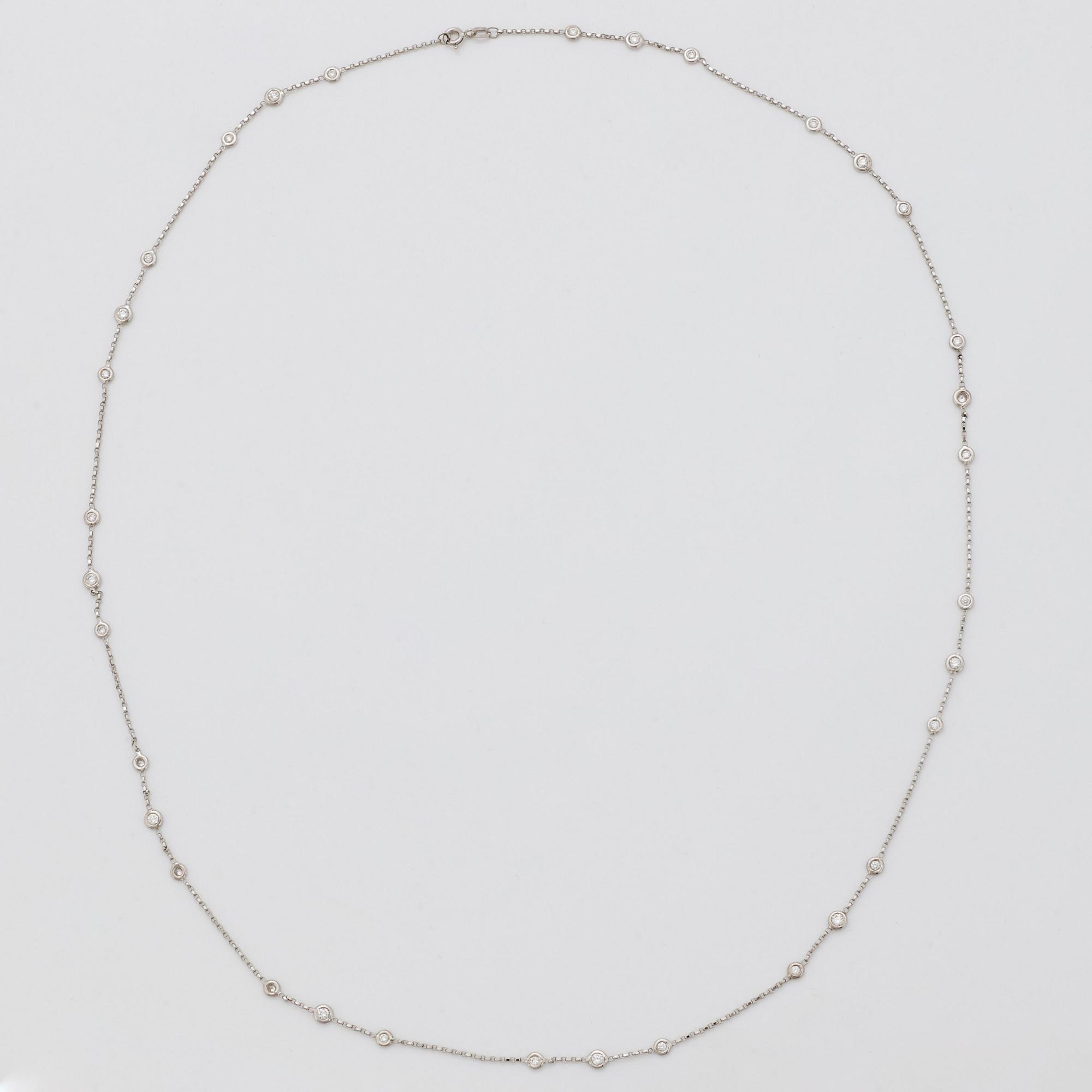 A diamond long chain in 18K white gold set with round brilliant-cut diamonds.
