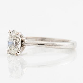 Ring 18K white gold set with an oval brilliant-cut diamond, VANBRUUN.