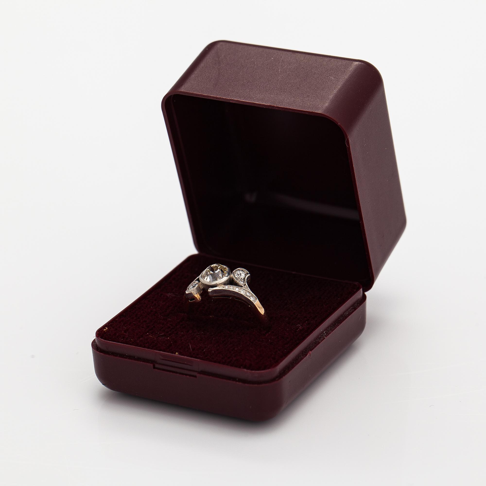 A 13-14K gold ring with old-cut diamonds ca. 0.74 ct in total and 8/8-cut diamonds ca. 0.045 ct in total.