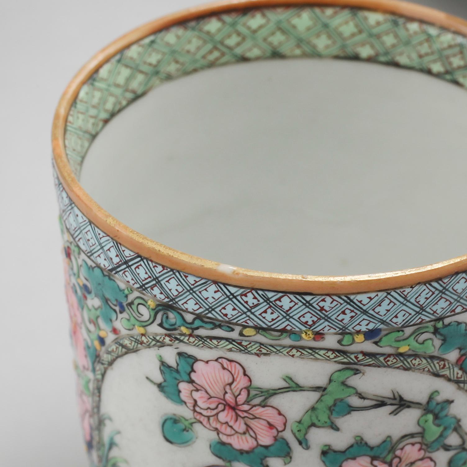 Two porcealin cups with saucers and a small dish from China, 18th century.