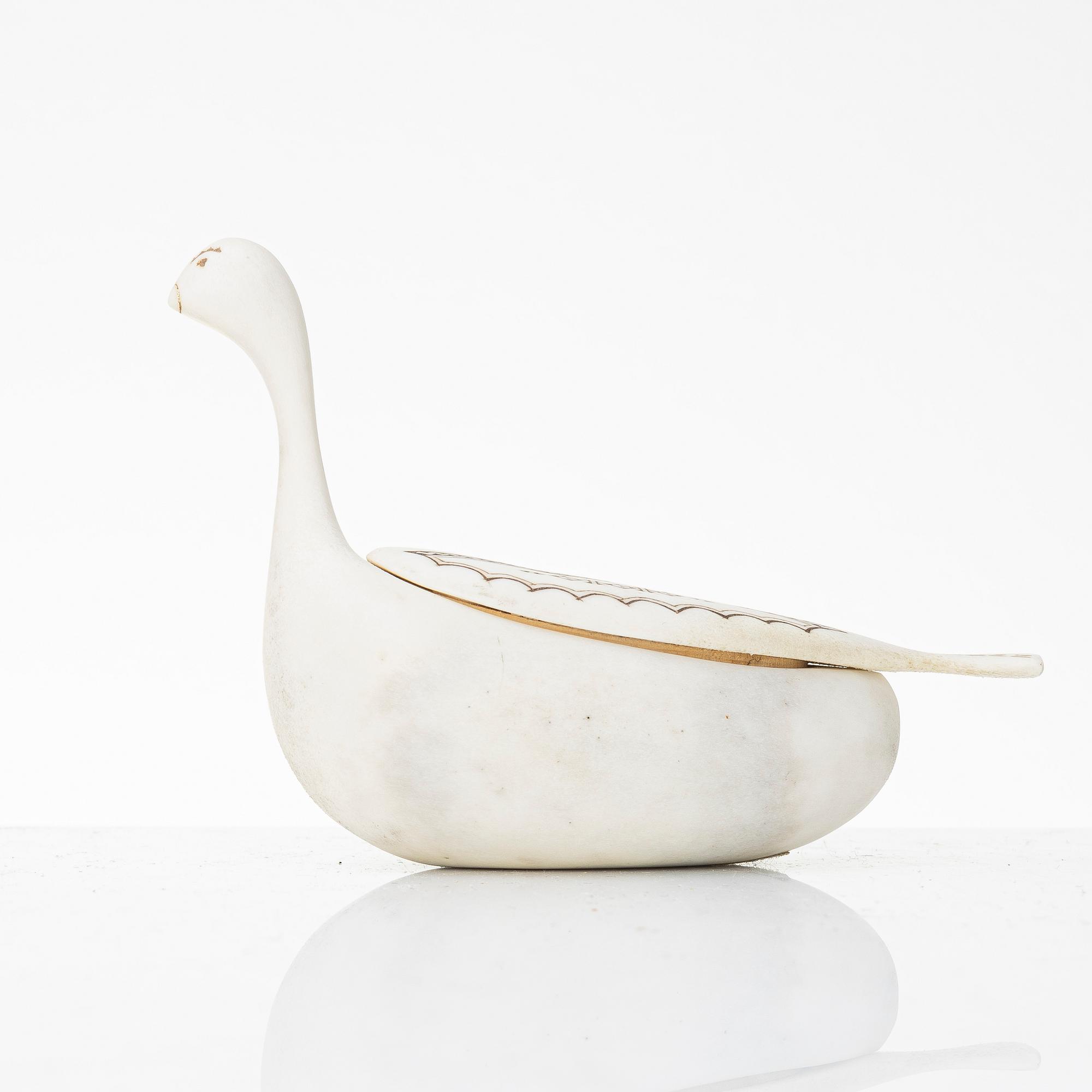 Lars Levi Sunna, box in the shape of a ptarmigan, signed.