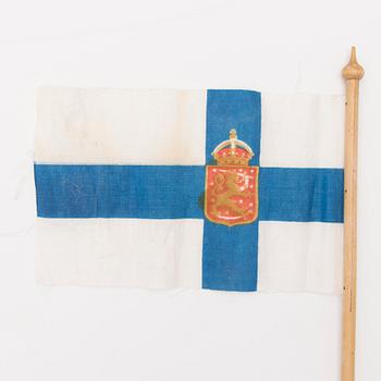 A hand flag of the 1918-20 Finnish state flag.