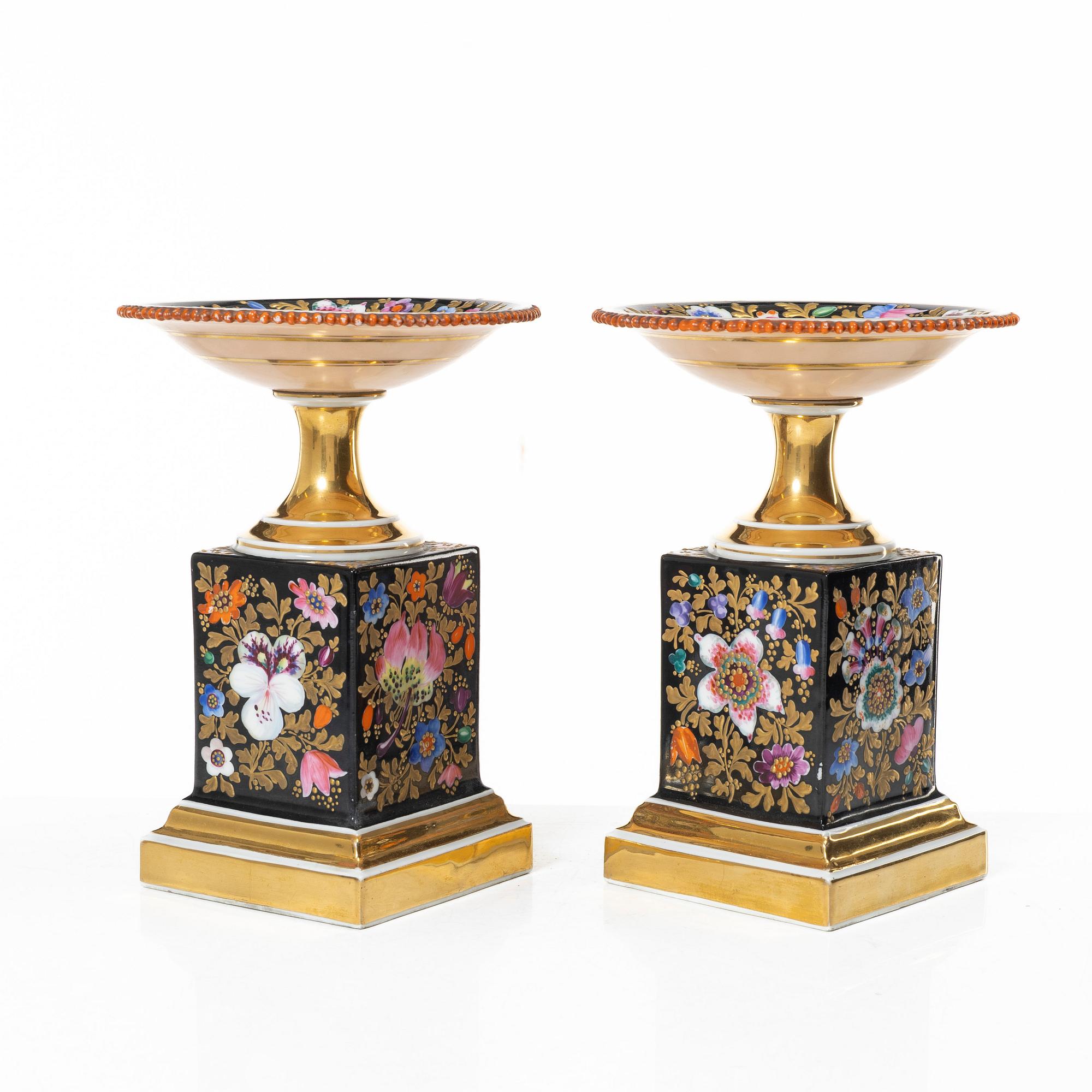 A pair of porcelain table decorations/tazzas, Russia, 19th Century.